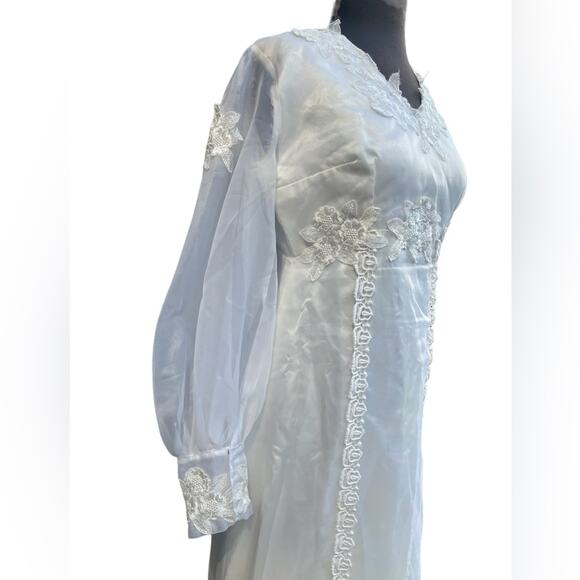 Vtg White Floral Lace Applique Handmade Sheer Sleeve Ruffle Bottom Wedding Dress - Picture 2 of 10